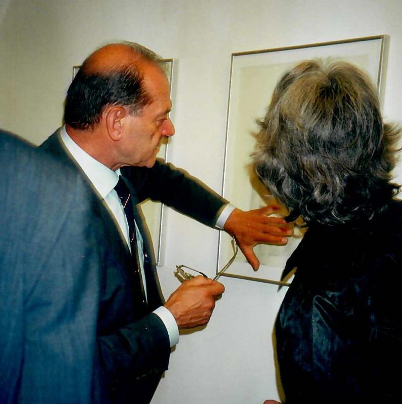 Prof. Philipp Harnoncourt mit Annermarie Leeb. Er hat diese Grafik angekauft.